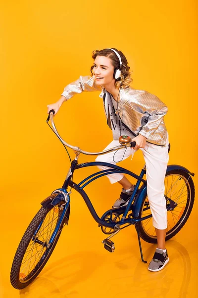 Jonge vrouw met retro fiets — Stockfoto