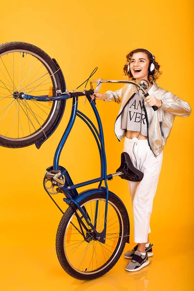 Jonge vrouw met retro fiets — Stockfoto