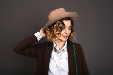 Şapka şehvetli güzel genç kadın