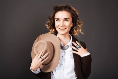 Şapka şehvetli güzel genç kadın