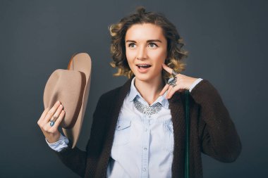 Şapka şehvetli güzel genç kadın