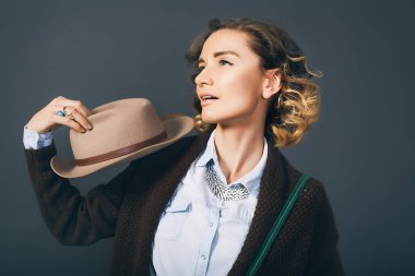 Şapka şehvetli güzel genç kadın