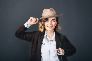 Şapka şehvetli güzel genç kadın