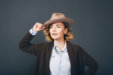 Şapka şehvetli güzel genç kadın