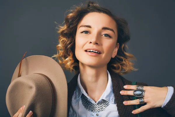 Şapka şehvetli güzel genç kadın