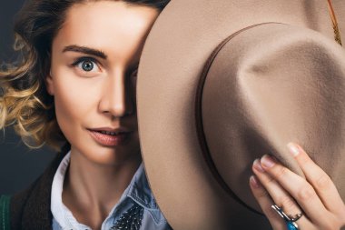 Şapka şehvetli güzel genç kadın