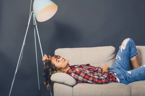 Young woman lying on couch — Stock Photo, Image