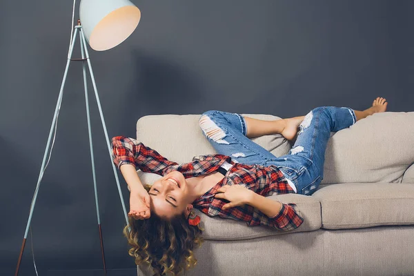 Mujer joven acostada en el sofá —  Fotos de Stock