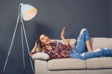  kanepede yatan genç kadın