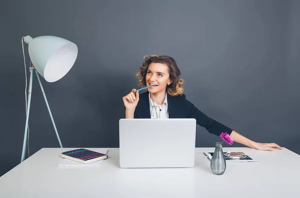 Jovem mulher usando laptop — Fotografia de Stock