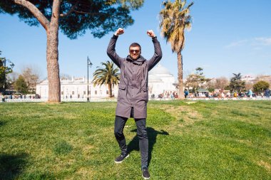 adam yeşil parkta ayakta.