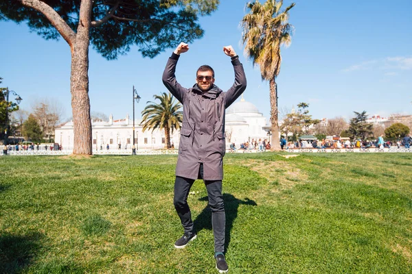 adam yeşil parkta ayakta.