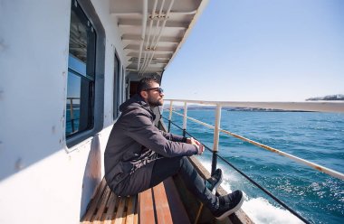 Yakışıklı adam gemide güneş gözlüğü