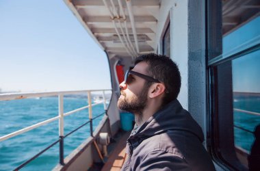 Yakışıklı adam gemide güneş gözlüğü