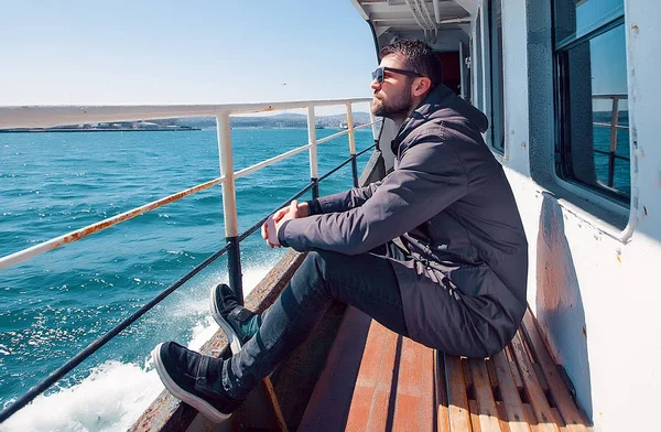 Schöner Mann mit Sonnenbrille auf Schiff — Stockfoto