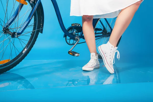 Pernas de menina com uma bicicleta — Fotografia de Stock