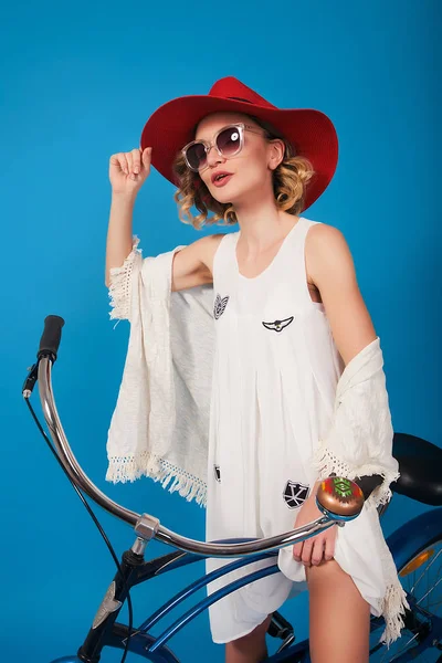 Hipster menina com uma bicicleta — Fotografia de Stock