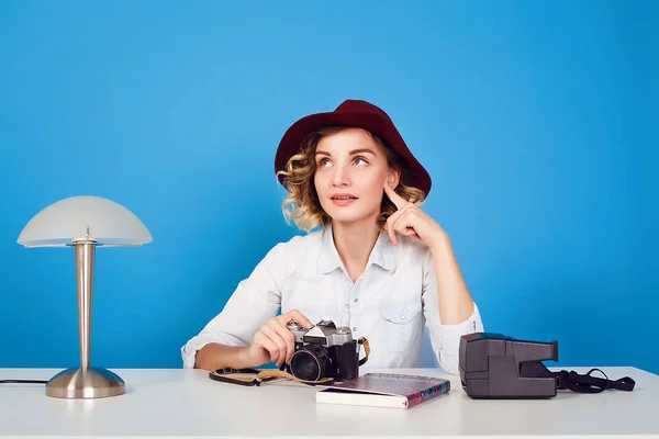 Fotógrafo sentado à mesa — Fotografia de Stock