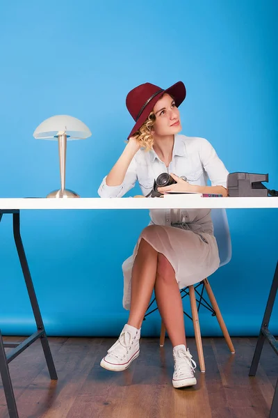 Fotograf som sitter vid bordet — Stockfoto