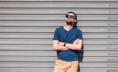 Adam duvarının yakınında güneş gözlüğü. 