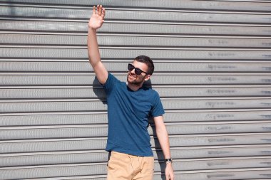 Adam duvarının yakınında güneş gözlüğü. 