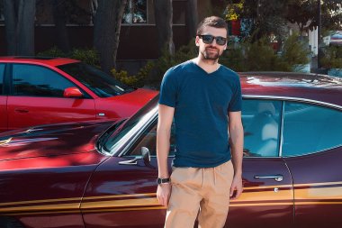 adamın önünde kas araba