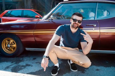 adamın önünde kas araba