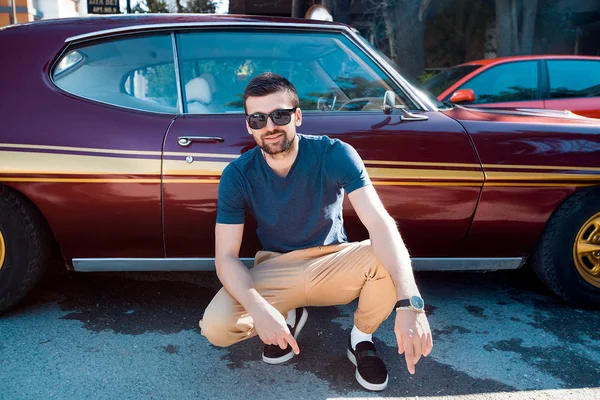 adamın önünde kas araba