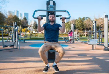 sakallı adam parkta eğitim