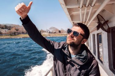 Tamam gösterilen güneş gözlüklü adam