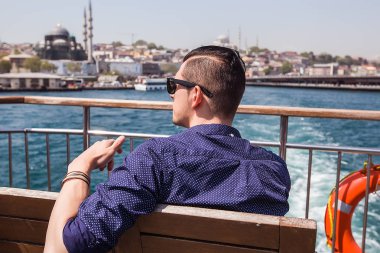 gemi bir bankta oturan adam