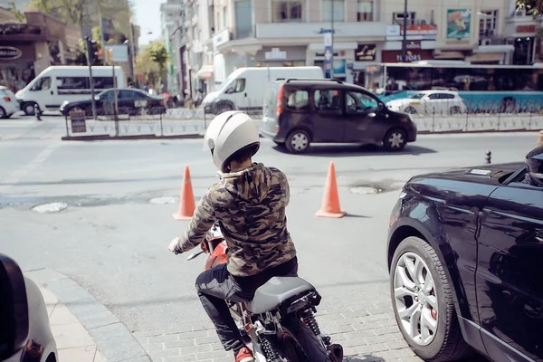 Мотоциклист в шлеме — стоковое фото