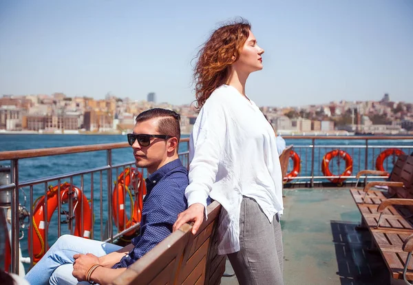 Hermosa pareja viajando en el barco —  Fotos de Stock