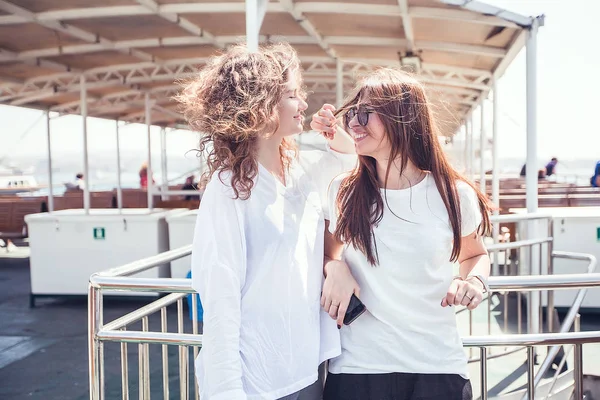 Jolies femmes voyageant en ferry — Photo