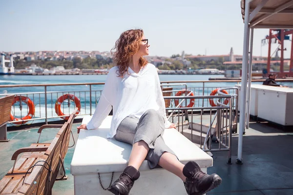 Mujer joven viajando en ferry —  Fotos de Stock