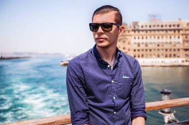 yakışıklı erkek güneş gözlüğü takıyor