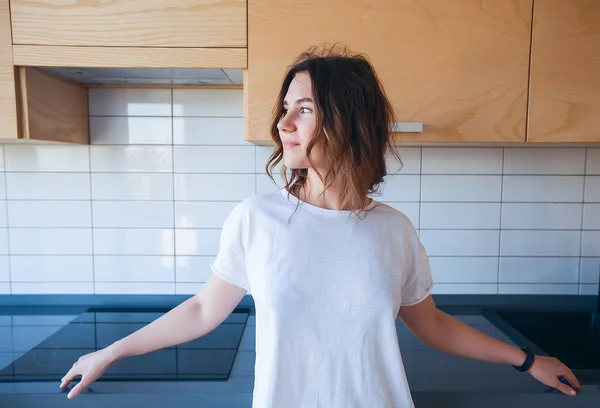 Kvinna med lockigt hår i köket — Stockfoto