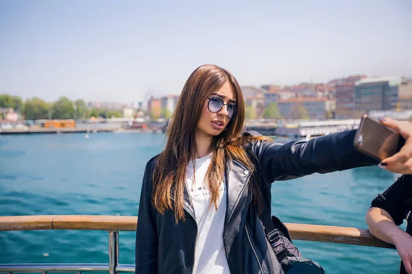 Donna che fa selfie per strada — Foto Stock