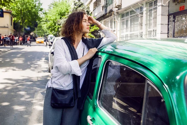 Donna in piedi vicino auto retrò — Foto Stock