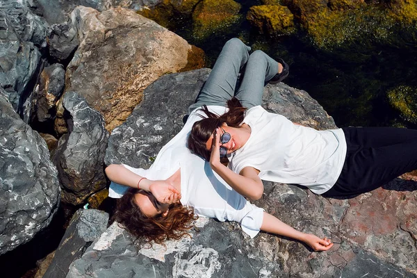 Hipster κορίτσια που κείνται σε βράχους — Φωτογραφία Αρχείου