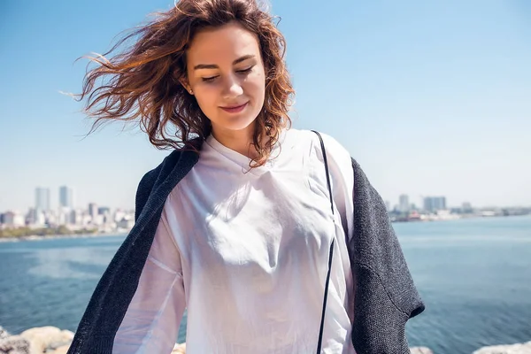 Kıvırcık saçlı güzel bir kadın. 