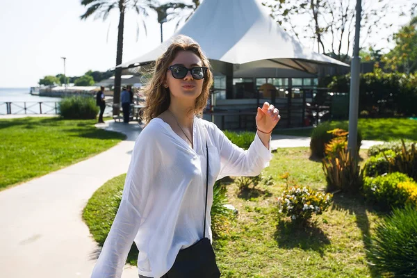 Mujer bonita caminando en el parque —  Fotos de Stock