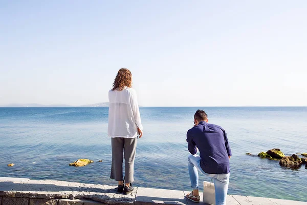 Giovane coppia in piedi al mare — Foto Stock