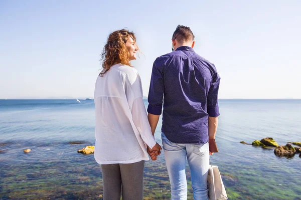 Young couple standing at the seaside — Stock Photo, Image