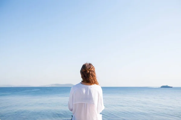 年轻女人站在海边 — 图库照片