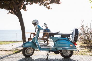 Vintage küçük motosiklet kask ile 