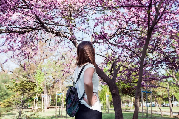 Молодая женщина в парке в день — стоковое фото