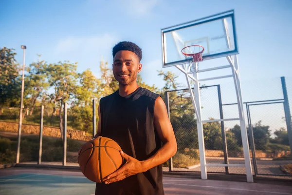 Hombre con pelota en cancha de baloncesto — Foto de Stock