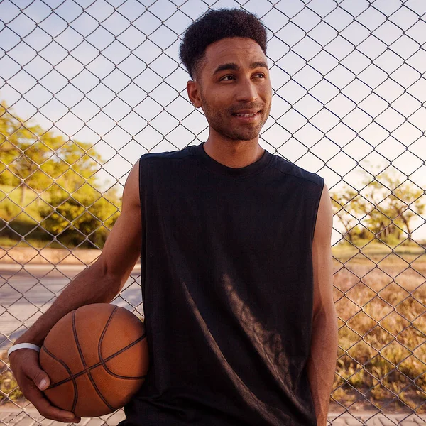 Hombre con pelota en cancha de baloncesto — Foto de Stock