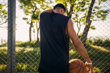 adam topu basketbol sahası ile
